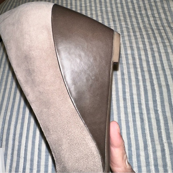 CLARKS Bassett Mine Leather Suede Slip On Wedge Pump Sz 9.5 Taupe - Picture 10 of 14